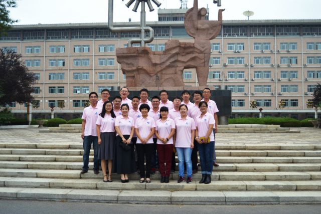 2002级环境员工在东营校区合影