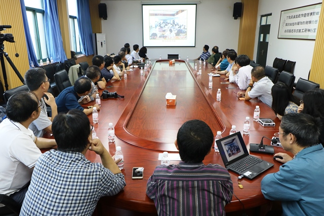 员工共同观看学院宣传片 赵明超摄影