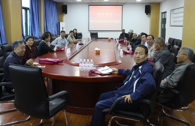 炼制73级员工返校座谈  孙伟摄影