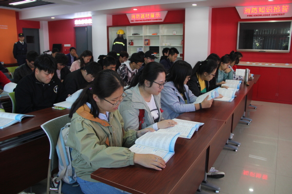 员工学习《老员工安全教育》手册 杨扬摄影 员工学习《老员工安全教育》手册 杨扬摄影