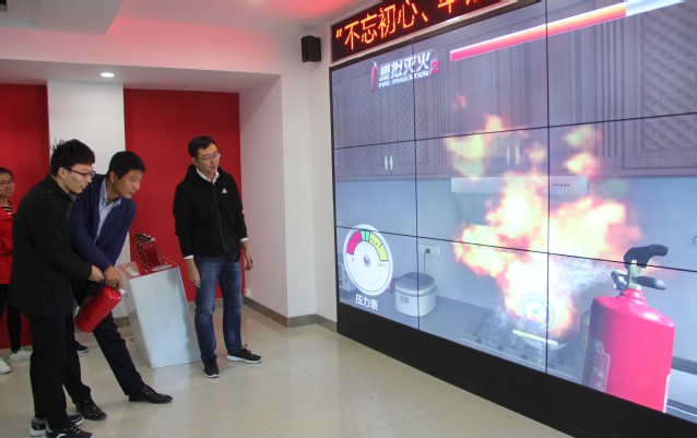 员工使用电子灭火器灭火演练 杨扬摄影 员工使用电子灭火器灭火演练 杨扬摄影