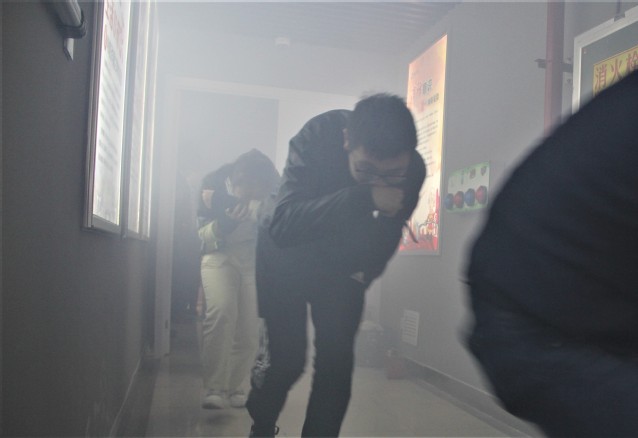 员工进行安全疏散演习 杨扬摄影 员工进行安全疏散演习 杨扬摄影