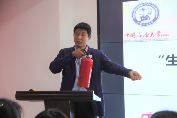 石鹏飞指导员工使用灭火器 杨扬摄影 石鹏飞指导员工使用灭火器 杨扬摄影