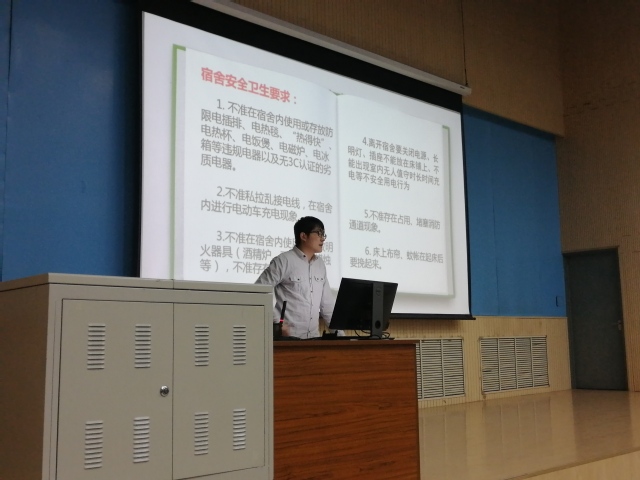 魏孟吉主持年级大会