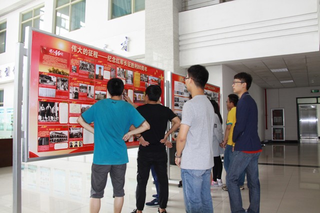 公司师生参观《伟大的征程》主题展板 摄影魏孟吉 公司师生参观《伟大的征程》主题展板 摄影魏孟吉