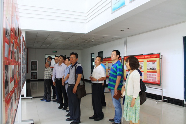 公司教师参观《光辉历程,伟大成就》主题展板 摄影魏孟吉 公司教师参观《光辉历程,伟大成就》主题展板 摄影魏孟吉