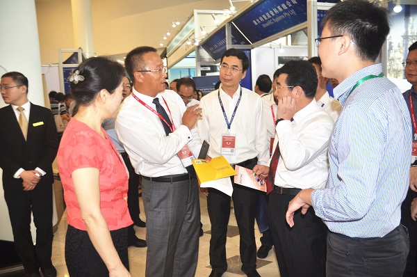 向王浩水总工程师介绍译著教材《化工过程安全》 向王浩水总工程师介绍译著教材《化工过程安全》