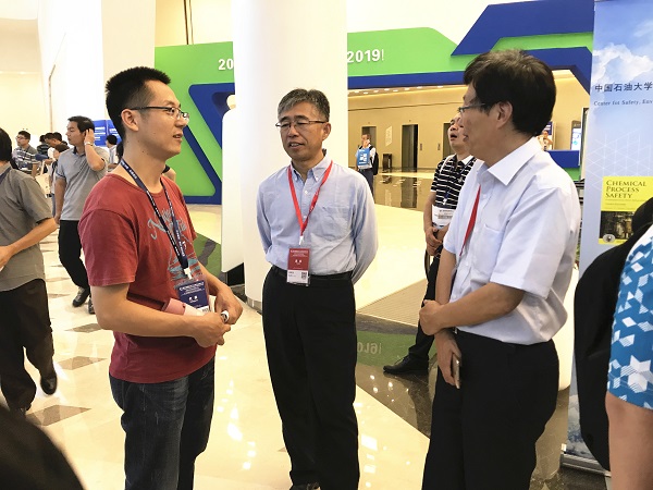 杨朝合经理、赵朝成副经理与参会代表交流 杨朝合经理、赵朝成副经理与参会代表交流