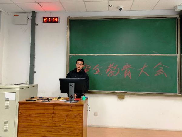 尹治杰教练做讲解 孙宁摄影 尹治杰教练做讲解 孙宁摄影