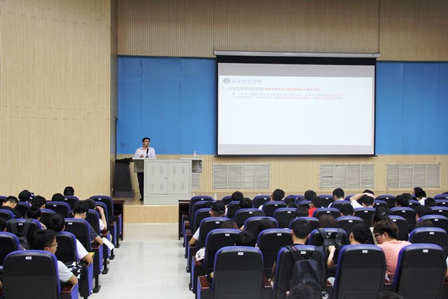 威廉希尔官网党委副书记王迅做就业动员 孙运景摄影 威廉希尔官网党委副书记王迅做就业动员 孙运景摄影