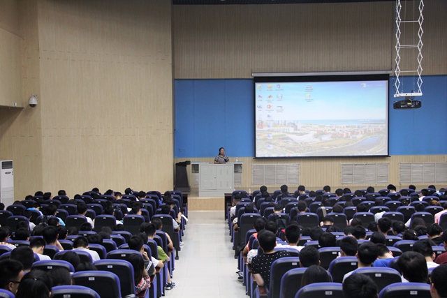 杨一帆进行安全教育 孙运景摄影 杨一帆进行安全教育 孙运景摄影