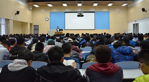 2018级辅导员刘伟进行期中总结 郝瑞摄影 2018级辅导员刘伟进行期中总结 郝瑞摄影