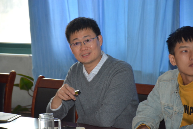 公司副经理刘东为班级讲党课 苏淑仪摄影 公司副经理刘东为班级讲党课 苏淑仪摄影