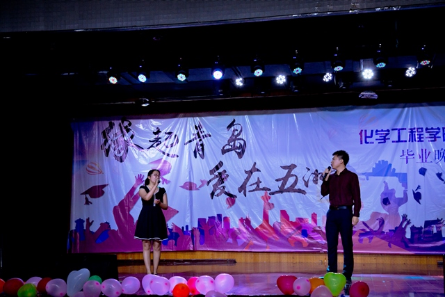 毕业班辅导员献唱  李彦鹏摄影