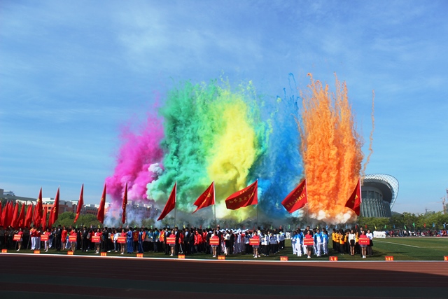 七色彩烟直冲云霄 纪洪洋摄影