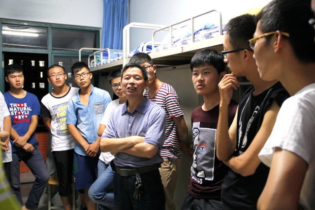 教授与新生亲切交谈