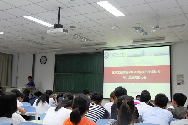 郭孟宣读表彰文件 湛文健摄 郭孟宣读表彰文件 湛文健摄