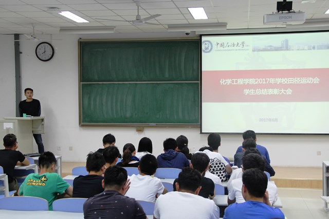 教练员代表金忆峰发言 湛文健摄 教练员代表金忆峰发言 湛文健摄