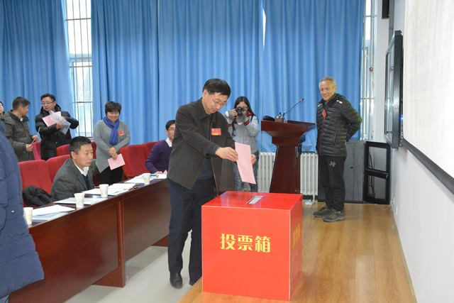 与会代表投票选举新一届工会委员 魏孟吉摄影 与会代表投票选举新一届工会委员 魏孟吉摄影