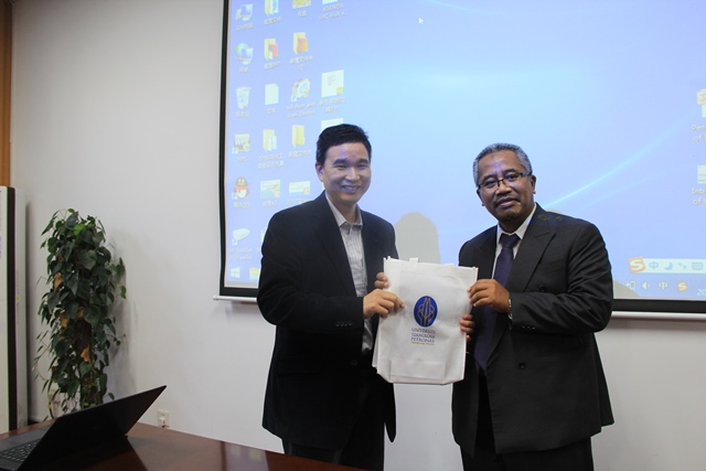 双方互赠礼品 李月摄影