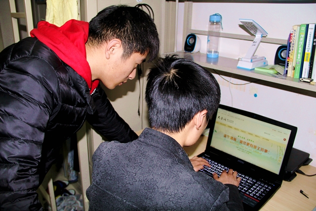 员工在宿舍进行网上扫墓  赵明超摄影