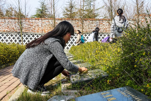 擦拭烈士墓碑  刘冰摄影