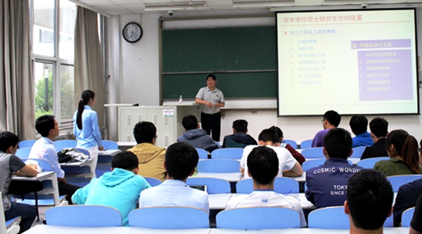 员工与教授互动  杨晓莹摄影