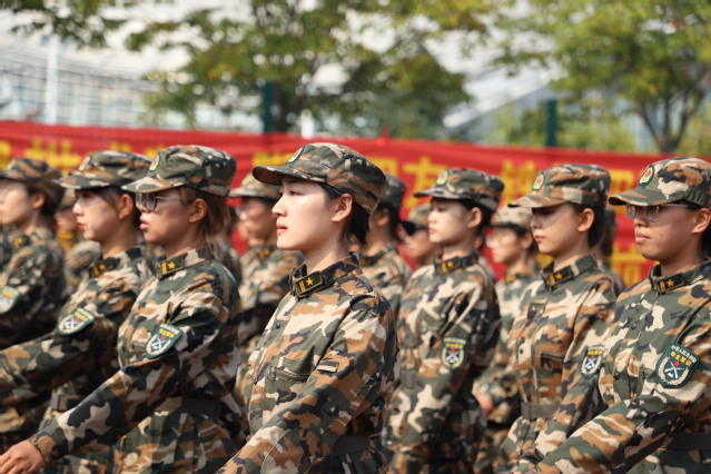 方阵中化院学子昂首阔步接受检阅   曹明秀摄影