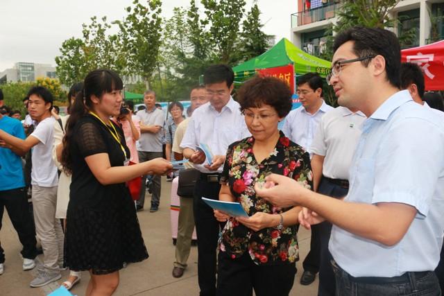 董事长山红红听取学院迎新情况