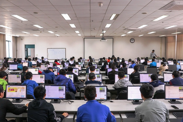 威廉希尔官网组织考试 李博一摄 