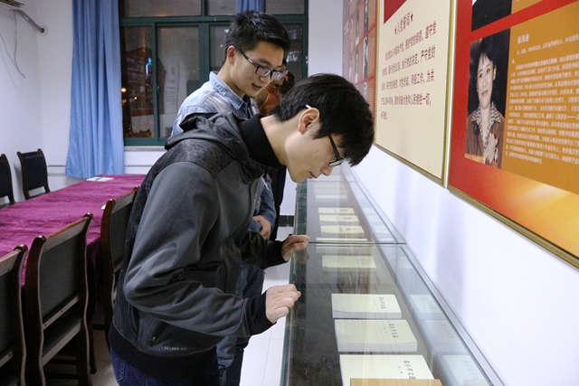 员工浏览珍贵书籍 魏孟吉摄影