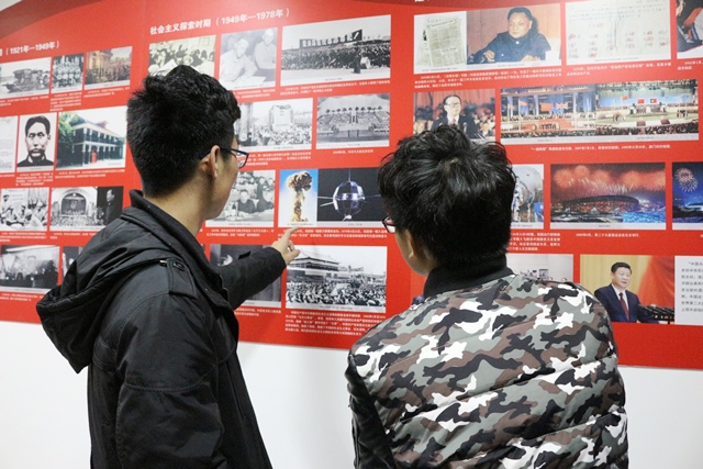 员工参观党史回顾图片展 魏孟吉摄影