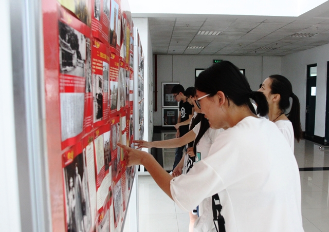 员工党员观看建党95周年系列图片 刘伟摄影