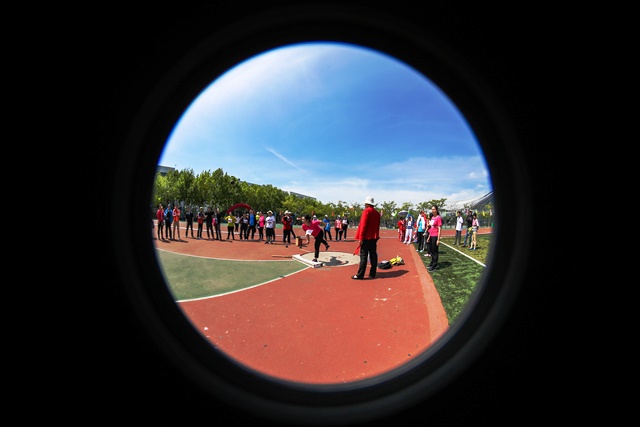 教职工女子铅球 刘冰摄影