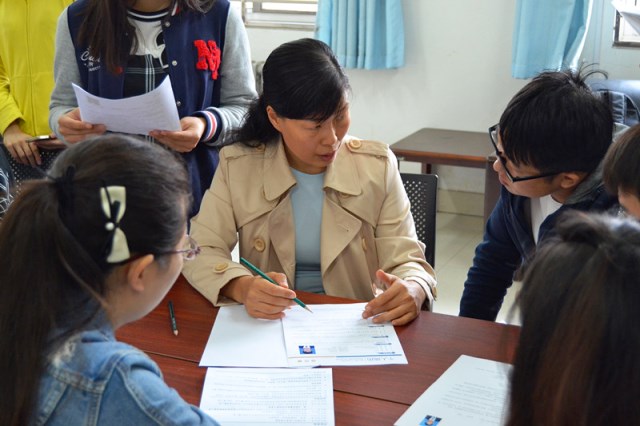 袁爱军老师指导员工修改简历 胡超杰摄影