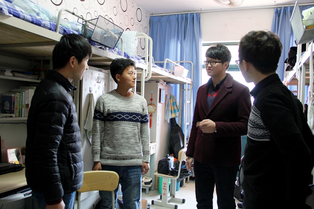 辅导员到宿舍了解员工情况