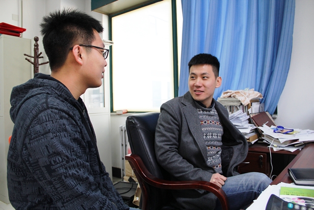 辅导员和员工谈心