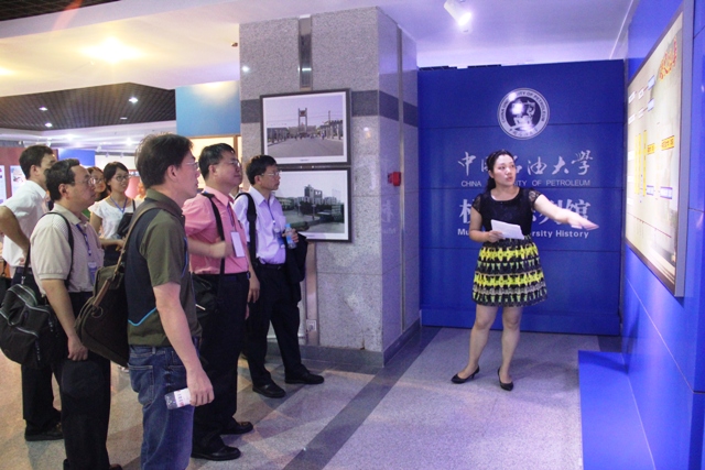 参观校史陈列馆