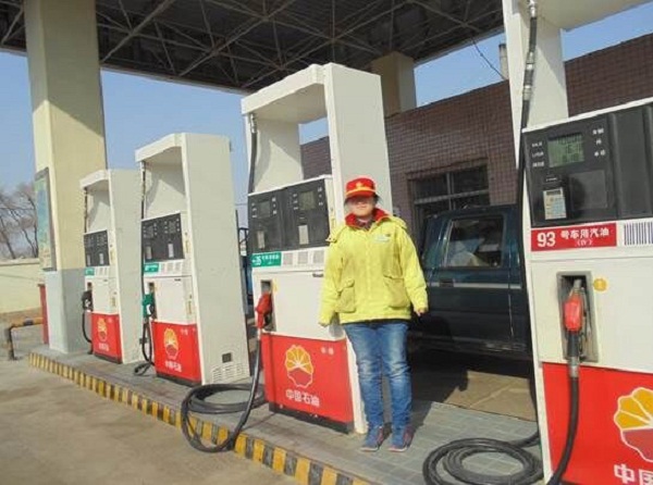 公司员工在赤峰柴胡栏子黄金矿业有限公司加油站实习 公司员工在赤峰柴胡栏子黄金矿业有限公司加油站实习