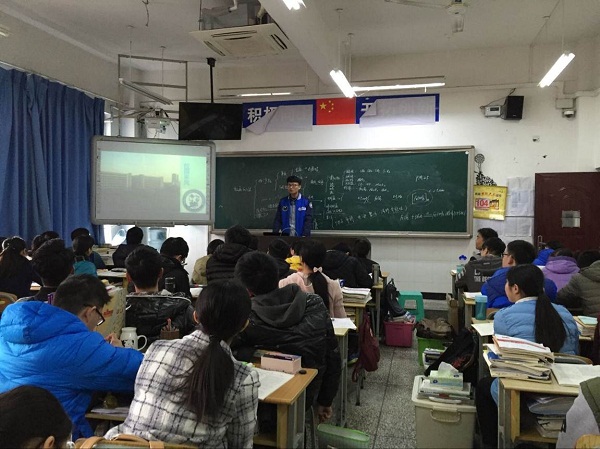 公司员工在重庆朝阳中学进行宣讲 公司员工在重庆朝阳中学进行宣讲