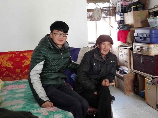 公司员工到敬老院看望老人 公司员工到敬老院看望老人