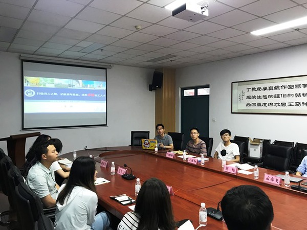 郭孟介绍学院员工工作情况