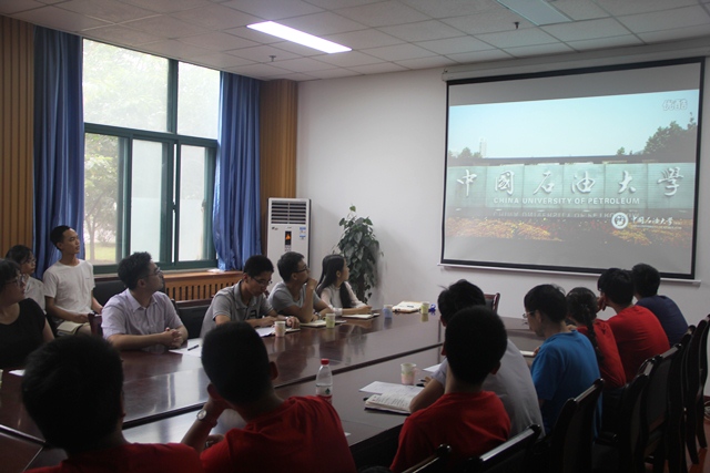共同观看学校宣传片 魏孟吉摄影 共同观看学校宣传片 魏孟吉摄影