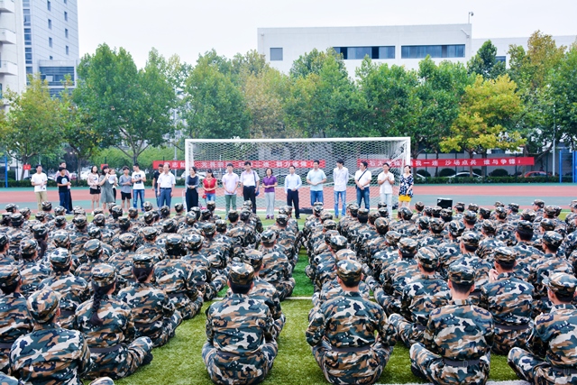 新生班主任与新生共庆教师节 李博一摄影