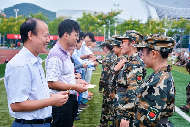 新生送上亲手写的卡片 李博一摄影