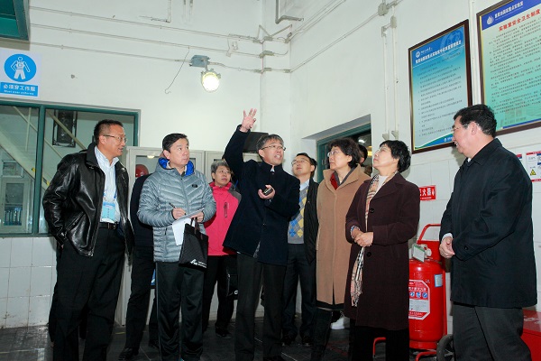 杨朝合经理为与会代表介绍装置情况