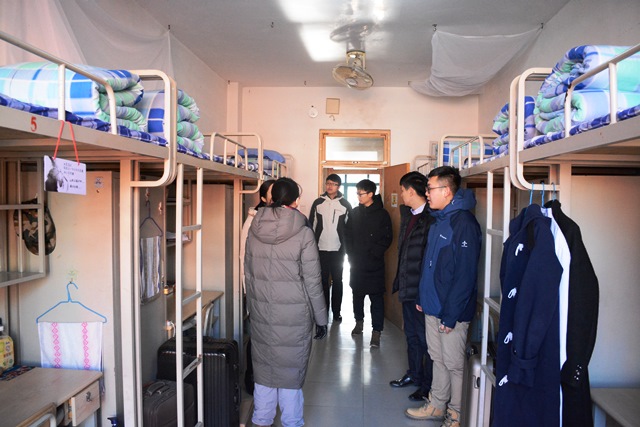 辅导员检查宿舍 魏孟吉摄影