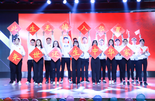 员工党员献唱歌曲《红色》 旦增白姆摄影