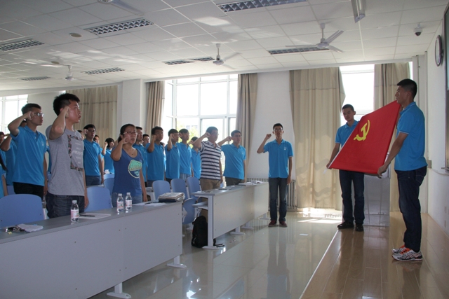 全体毕业生党员重温入党誓词 杨晓莹摄影