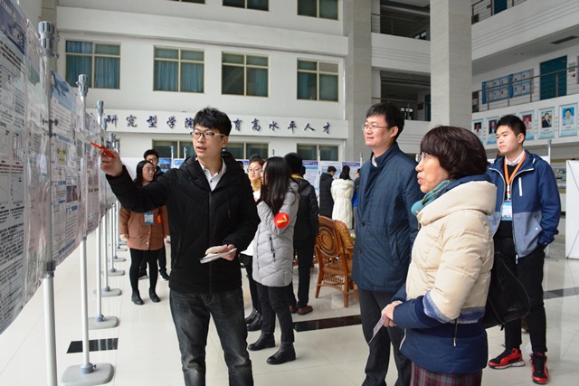 员工向评委介绍海报 魏孟吉摄影